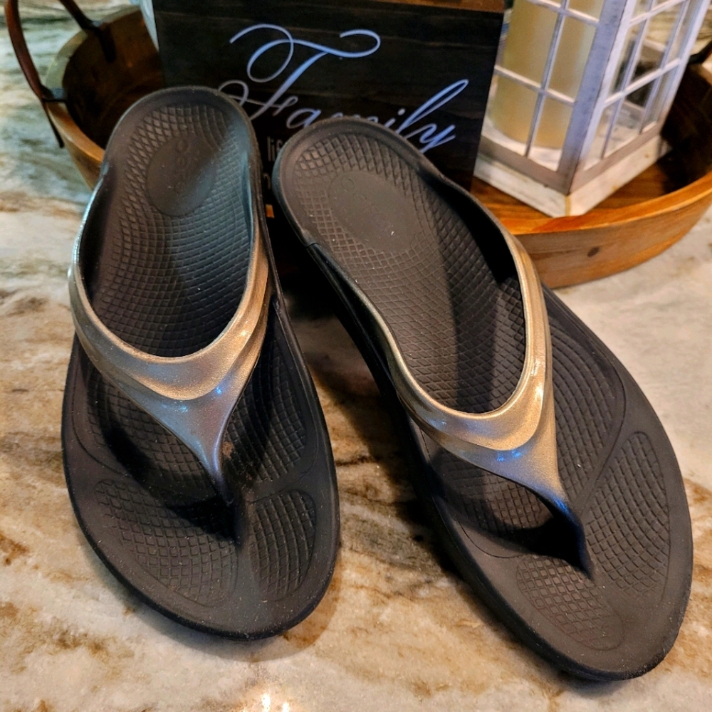 Oofos flip flops